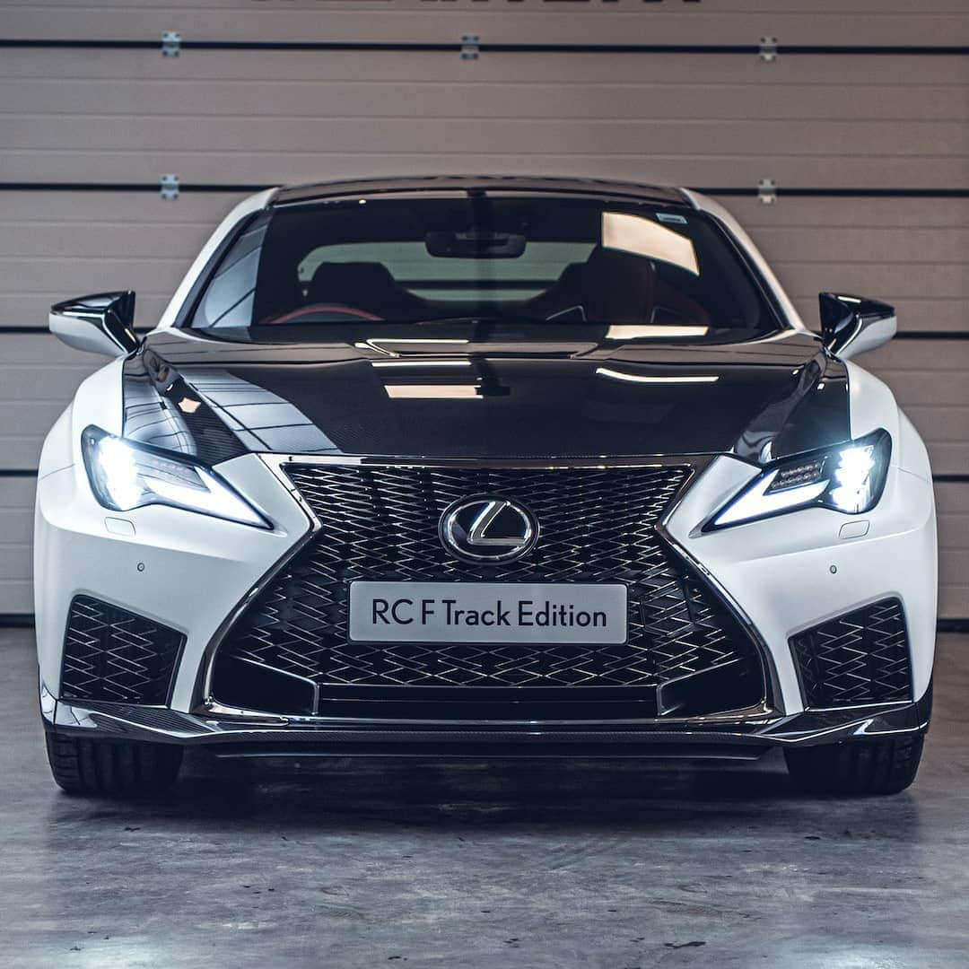 Lexus UKさんのインスタグラム写真 - (Lexus UKInstagram)「There will only ever be one #LexusRCF Track Edition in Hakuji white in the UK market – and this is it.   To find out what makes 'Hakuji' unique, head over to the link in our bio.  Photo credit: @Jayson.Fong  #Design #CarDesign #LexusPerformance #Automotive #Lexus #LexusF #CarsofInstagram #Performance」1月27日 2時07分 - lexusuk