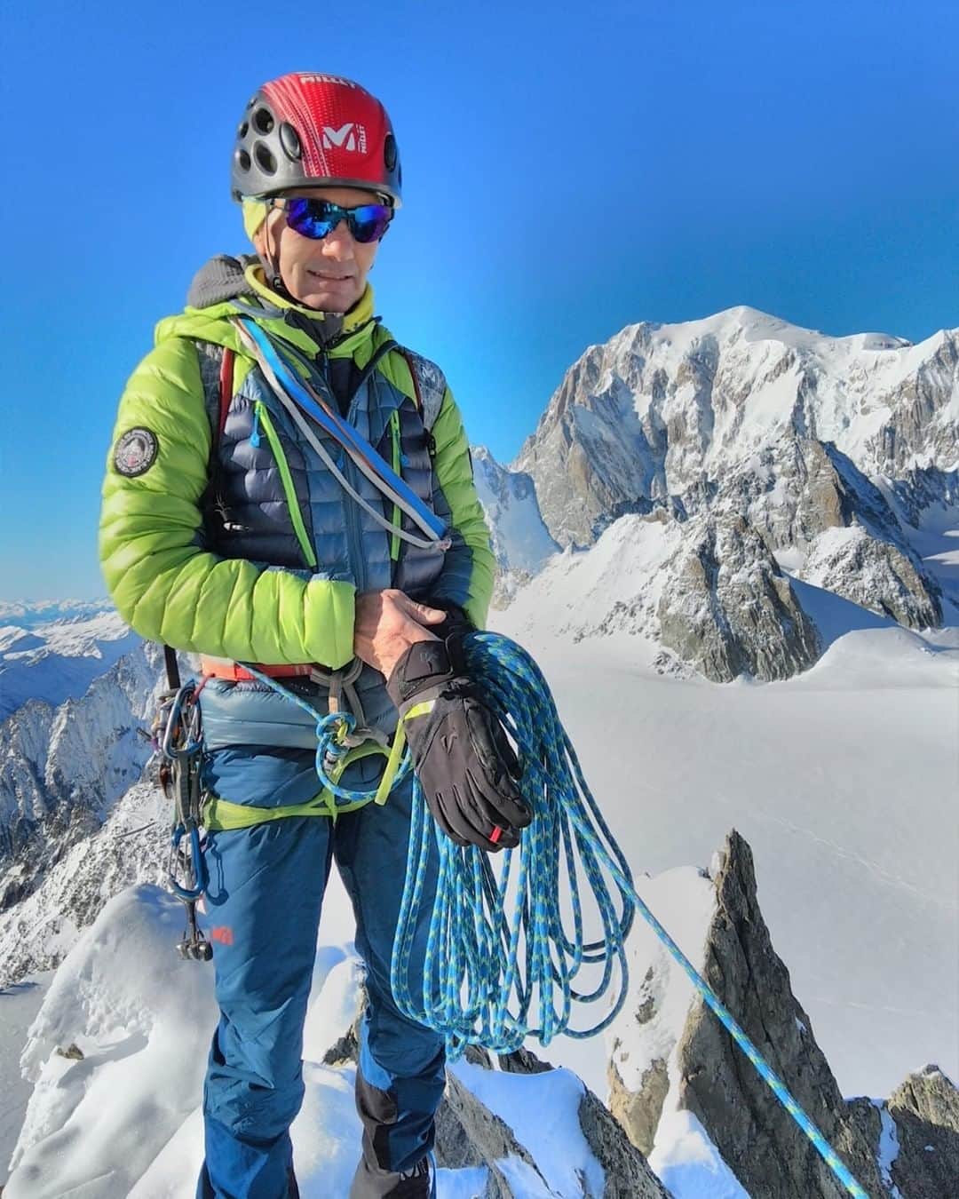 ミレーのインスタグラム：「“Le fil à plomb” (“the plumbline”) is an ice-climbing route that takes the obvious line up the gullies, emerging to the right of the Rognon du Plan summit. It was FA’d in 1985 by Sylviane Tavernier (our first woman guide in the @compagniedesguidesdechamonix) and Dominique Radigue. Everyone had already noticed it while waiting on the second-stage cable car platform on the Aiguille du Midi – and had dreamed of climbing it.  The line, which is generally fit for purpose all winter long, consists of snow slopes interspersed with steep bulges covered in (sometimes thin) ice, which requires high technical proficiency. As with all these north-face climbs, the atmosphere is intense; and even after you have completed the gulley challenges and reached the Col du Plan, the final push up the Plan-Midi arête to reach the Aiguille du Midi cable car still demands a significant physical effort, and leaves an enduring memory…  This very last sentence is why @lionelpernollet enjoyed sharing his mountaineering passion with clients so much up there this summer.  #MilletRiseUp」