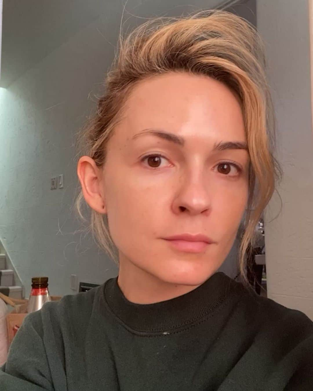 リンジー・ゴートのインスタグラム：「warning: no filter or make-up was used during the taking of this photo ☠️ filming with full make-up AND wearing a mask has wreaked havoc on my sensitive skin. i am so thankful to @gabriella_fnp at @facileskin for helping me get some glow back 🌞 i tried their PRP+microneedling treatment and after a few days of peeling, i could see a much smoother texture and dewy appearance. i know it takes a few treatments to *really* see the long term benefits and i can’t wait til i can go back. highly recommend if you are struggling with your skin and need some pampering 🙌🏻🙌🏻 #facileskin」