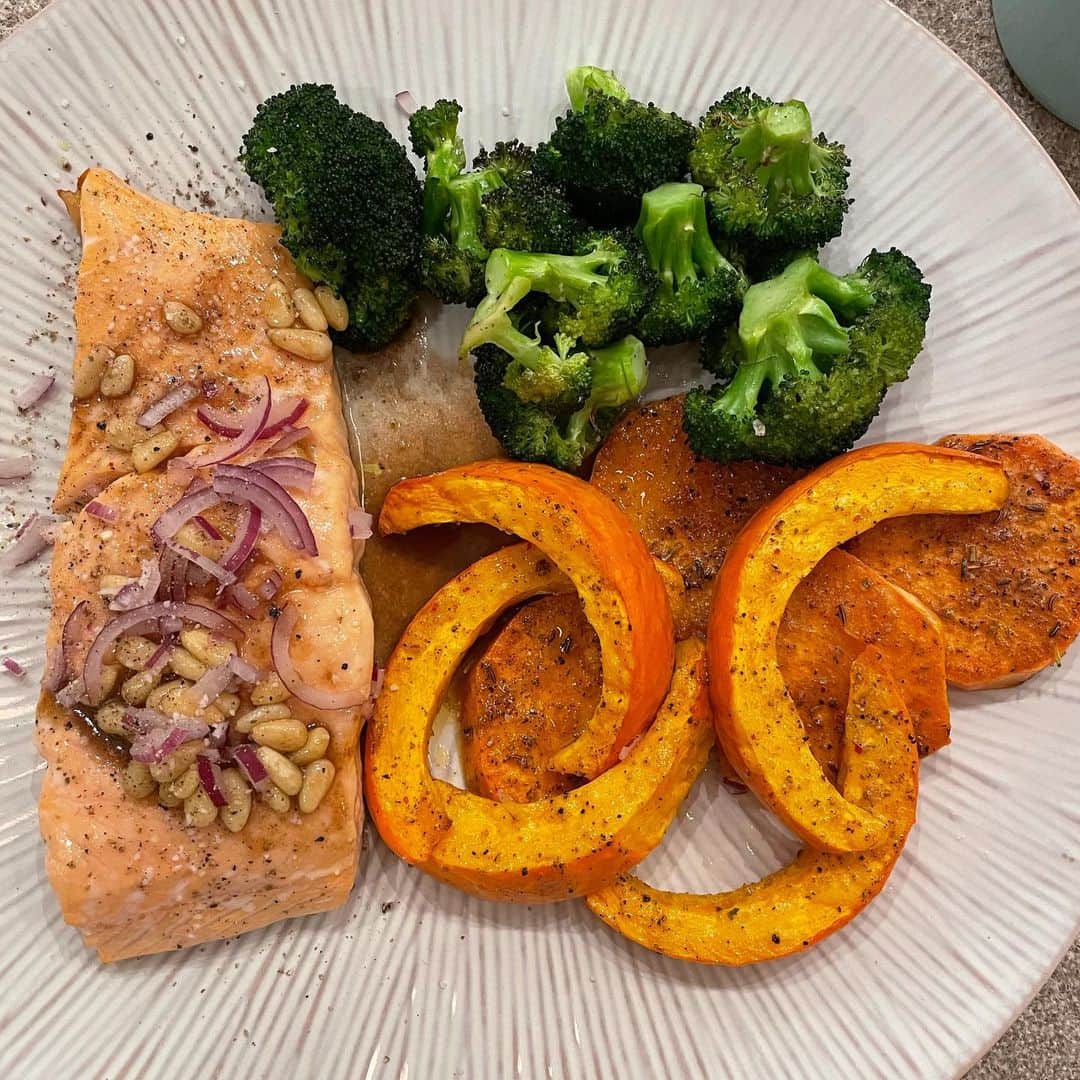 トーマス・ミュラーのインスタグラム：「Happy Müeal is ready 👨‍🍳💥  It is super delicious 🤤 super easy to cook and the meal has many healthy ingredients to prepare my body perfectly for our next match👏🏻👏🏻🥳 #gesundessen #omega3 #brokkoliistmalrichtignice #daskanneigentlichnurschmecken #hatspaßgemacht」