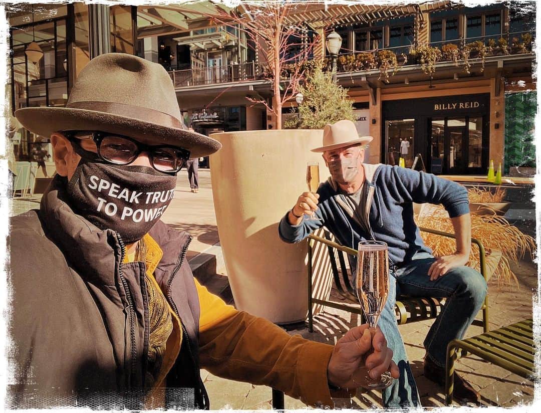 ロブ・モローのインスタグラム：「In Atlanta;  a glass of the bubbly with the effervescent @spencergarrett1」