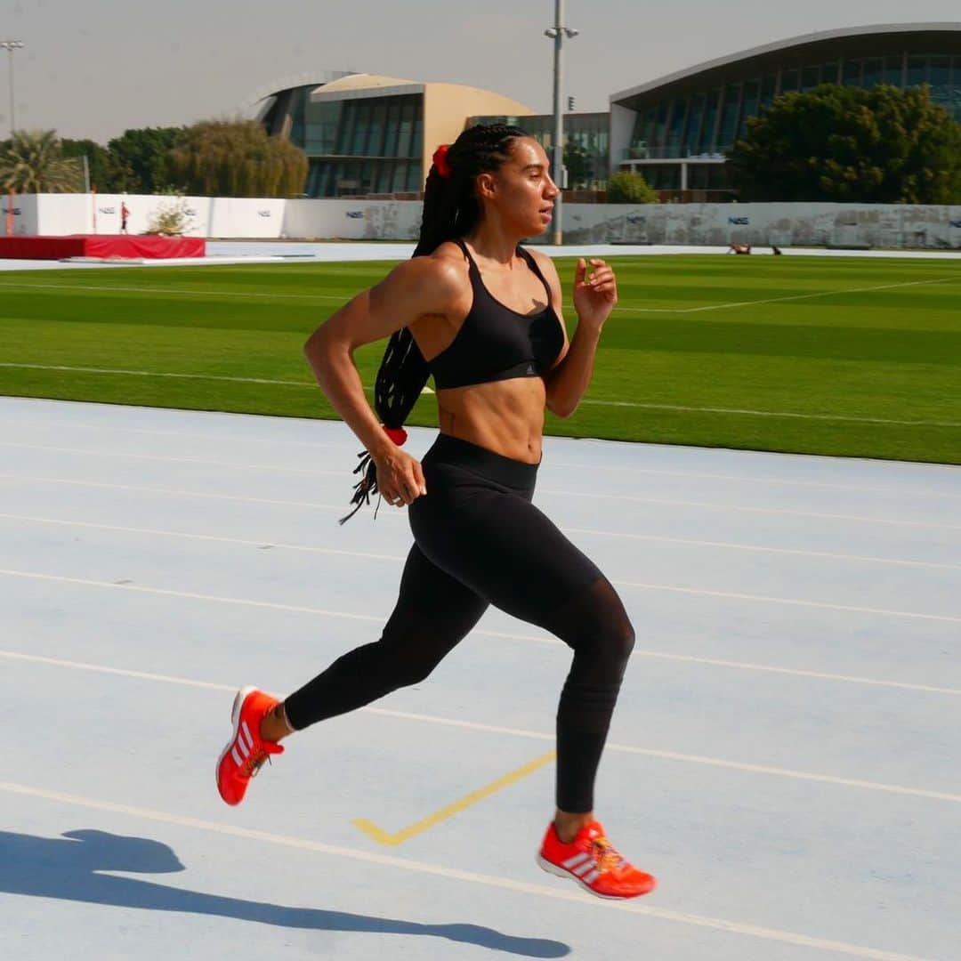 アシュリー・ネルソンさんのインスタグラム写真 - (アシュリー・ネルソンInstagram)「The floor is lava !🌋  #athete #london #dxb #hardwork #sprinting #olympics #braids #womenempowerment #work #women」1月27日 2時27分 - ashleighlnelson