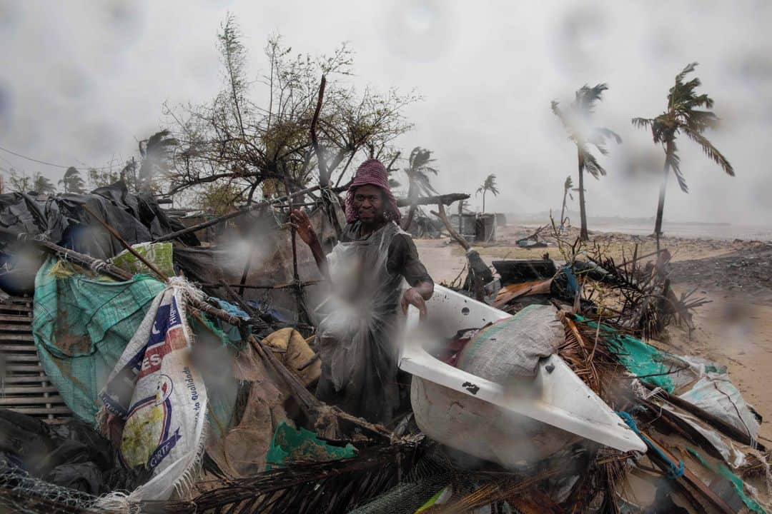 ルモンドさんのインスタグラム写真 - (ルモンドInstagram)「Six personnes, dont un enfant de moins de 2 ans, ont été tuées et des milliers d’autres se retrouvent sans foyer après le passage du cyclone Eloïse au Mozambique. Environ 142 000 hectares de terres agricoles ont été détruits, selon l’Unicef, ainsi que 26 centres de santé et 76 salles de classe.⁣ Les inondations touchent durement les bidonvilles de la ville portuaire de Beira, épicentre du cyclone Idai en 2019 qui avait causé la mort de 700 personnes et d’énormes dégâts.⁣ Le cyclone Eloïse a touché terre dans la nuit de vendredi à samedi dans la zone côtière du centre du Mozambique, provoquant des rafales de vent allant jusqu’à 150 km/h et des pluies torrentielles. « Près de 7 000 personnes ont été déplacées et plus de 5 000 maisons ont été détruites, endommagées ou inondées », a déclaré le bureau des Nations unies pour la coordination des affaires humanitaires, citant dans un communiqué des chiffres du gouvernement mozambicain. Le bilan pourrait augmenter dans les jours à venir.⁣ -⁣ Cette photo diffusée par l’Unicef montre un habitant du quartier de Praia Nova, à Beira, au centre du Mozambique, dont la maison en tôles a été démolie par le passage du cyclone Eloïse, le 23 janvier. Photo : Unicef(@unicef)/ AFP (@afpphoto)⁣ -⁣ #Mozambique #climat #cyclone」1月27日 2時27分 - lemondefr