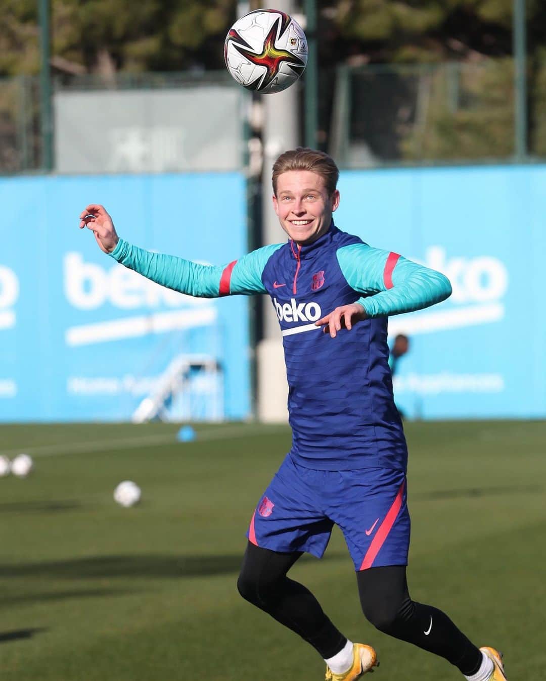 フレンキー・デ・ヨングのインスタグラム：「Ready for tomorrow ⚽️」