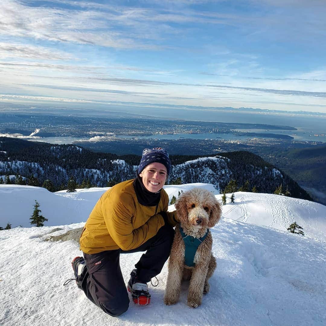 ソフィー・シュミットさんのインスタグラム写真 - (ソフィー・シュミットInstagram)「Tuesday. Last week. My final hours in Canada before an epic 🚗 to Houston. Thank you @rhianw7 for this amazing, epic, painful, and funny adventure. Your a great friend. I'm going to miss you, but fully support your new happenings. All the best Rhian... Just never against Canada. 😏 . Leia beat us to the top and the bottom. Also sprinted back and forth 1000x over. @leiagoldendoodle  is going to miss the snow and the cold. . . #Vanvouver #VanCity #hiking  #hikingadventures  #dogs #puppy #gooldendoodle #Doodles  ## #sunshine #smilemore  #snow #winter #nike  #nikesportswear」1月27日 2時32分 - sophieschmidt13