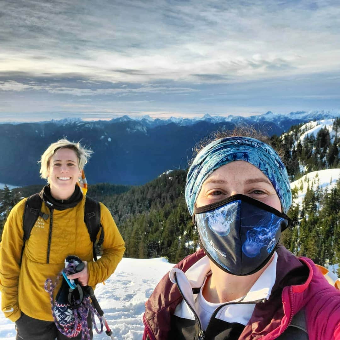ソフィー・シュミットのインスタグラム：「Tuesday. Last week. My final hours in Canada before an epic 🚗 to Houston. Thank you @rhianw7 for this amazing, epic, painful, and funny adventure. Your a great friend. I'm going to miss you, but fully support your new happenings. All the best Rhian... Just never against Canada. 😏 . Leia beat us to the top and the bottom. Also sprinted back and forth 1000x over. @leiagoldendoodle  is going to miss the snow and the cold. . . #Vanvouver #VanCity #hiking  #hikingadventures  #dogs #puppy #gooldendoodle #Doodles  ## #sunshine #smilemore  #snow #winter #nike  #nikesportswear」
