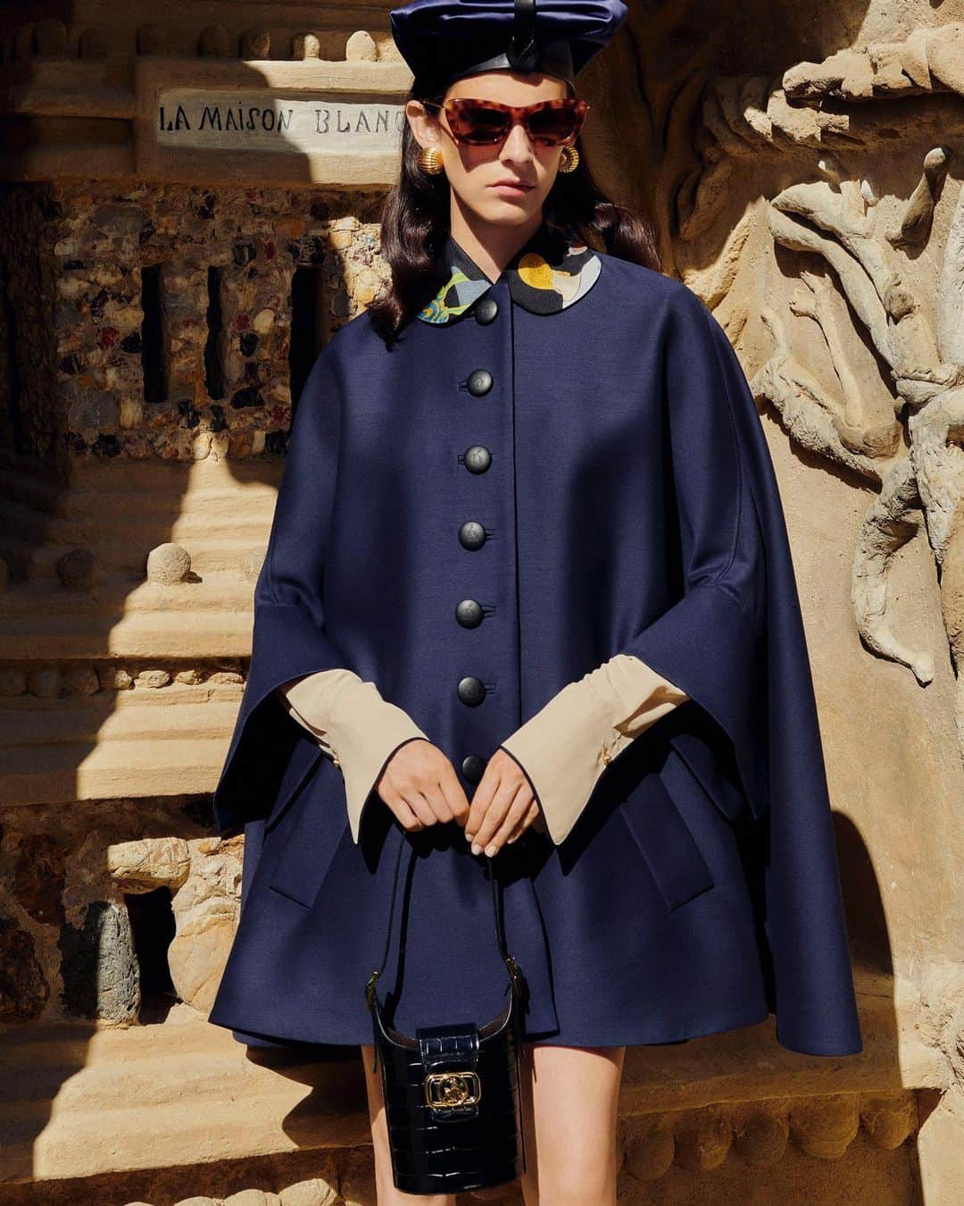 ランバンのインスタグラム：「Coat in midnight blue wool and silk and top in shell silk with Erté print. #LanvinSS21」