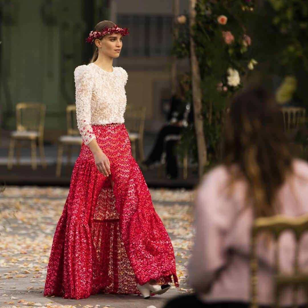 シャネルさんのインスタグラム写真 - (シャネルInstagram)「A joyous occasion calls for luminous colours — a lace ensemble with flower-embroidered cuffs opened the CHANEL Spring-Summer 2021 Haute Couture show.  See all the looks at chanel.com  #CHANELHauteCouture #CHANEL #CHANELShow @Le19M #Le19M @Maison_Lemarie #MaisonLemarie @Massaro_Paris #Massaro @RebeccaLongendyke」1月27日 2時36分 - chanelofficial