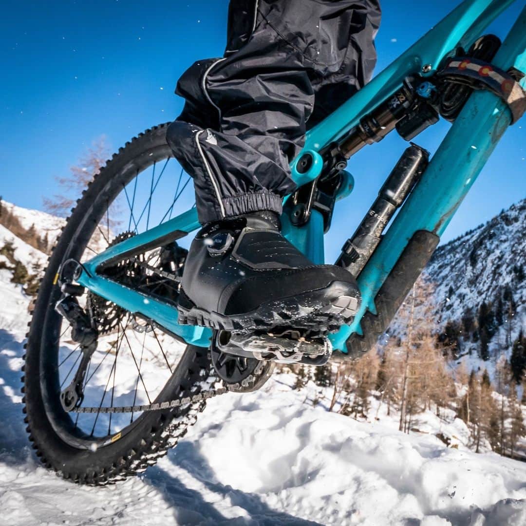 のインスタグラム：「Fat tyres, trail pedals, winter shoes and waterproof trousers all help to keep the stoke high when the temperatures drop. #ShimanoMTB #ShimanoFootwear 📷 @danmilnerphoto」