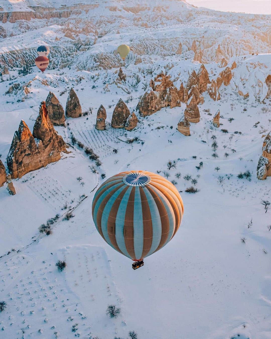 Izkizさんのインスタグラム写真 - (IzkizInstagram)「Flying over a snowy landscape of Cappadocia was unforgettable! Partly because it was too beautiful for words and partly because it was -20c up there! Brrr! 🥶   I have been to Cappadocia many times but this was by far the best hot air balloon ride I’ve been on. Everything looked even more magical in it’s white winter coat.   Have you ever been in a hot air balloon?」1月27日 2時47分 - izkiz