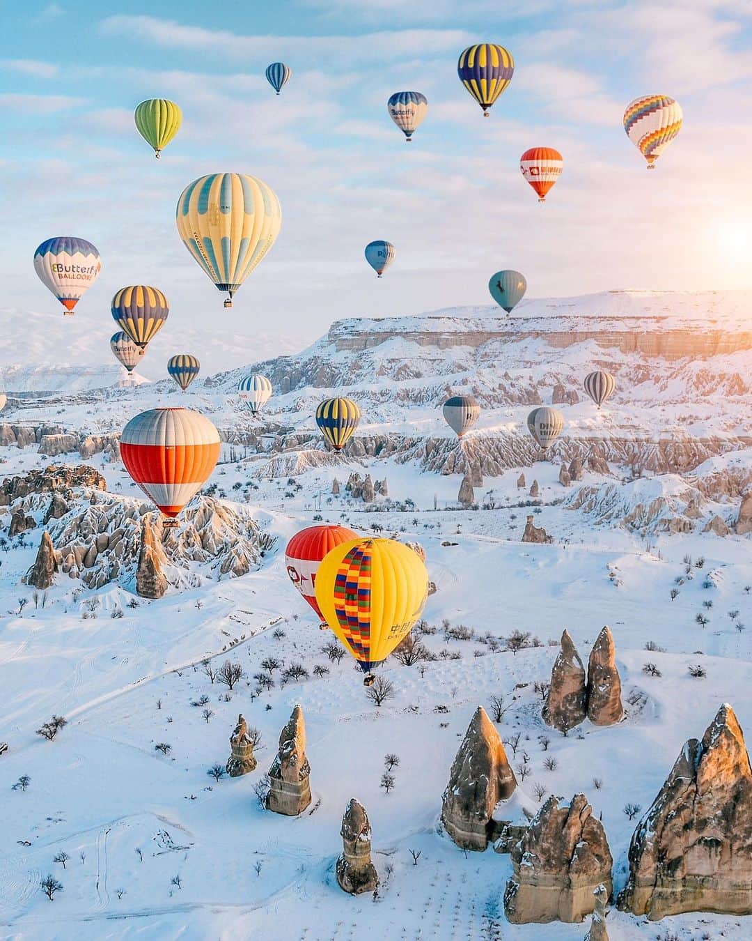 Izkizのインスタグラム：「Flying over a snowy landscape of Cappadocia was unforgettable! Partly because it was too beautiful for words and partly because it was -20c up there! Brrr! 🥶   I have been to Cappadocia many times but this was by far the best hot air balloon ride I’ve been on. Everything looked even more magical in it’s white winter coat.   Have you ever been in a hot air balloon?」