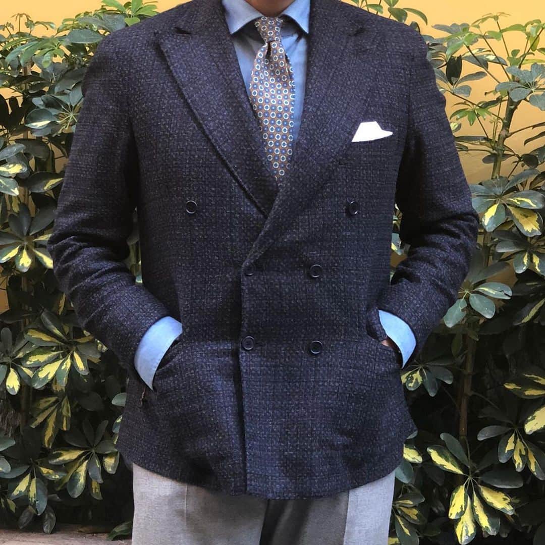 マリオムスカリエッロのインスタグラム：「Cashmere and silk double breasted jacket by @mariomuscariello_brand」