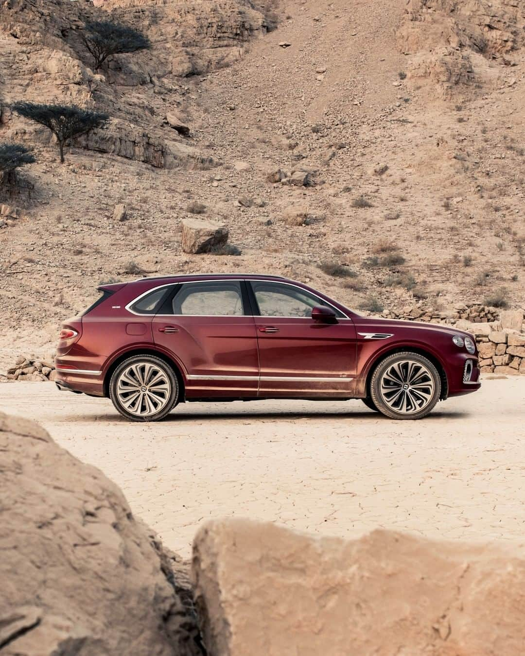 ベントレーさんのインスタグラム写真 - (ベントレーInstagram)「Pushing boundaries is in our DNA. Because it’s also in yours. The #NewBentayga. _ #Bentley Bentayga V8 WLTP drive cycle: combined fuel consumption: 21.7 mpg (13 l/100 km), combined CO₂: 294 g/km」1月27日 2時52分 - bentleymotors