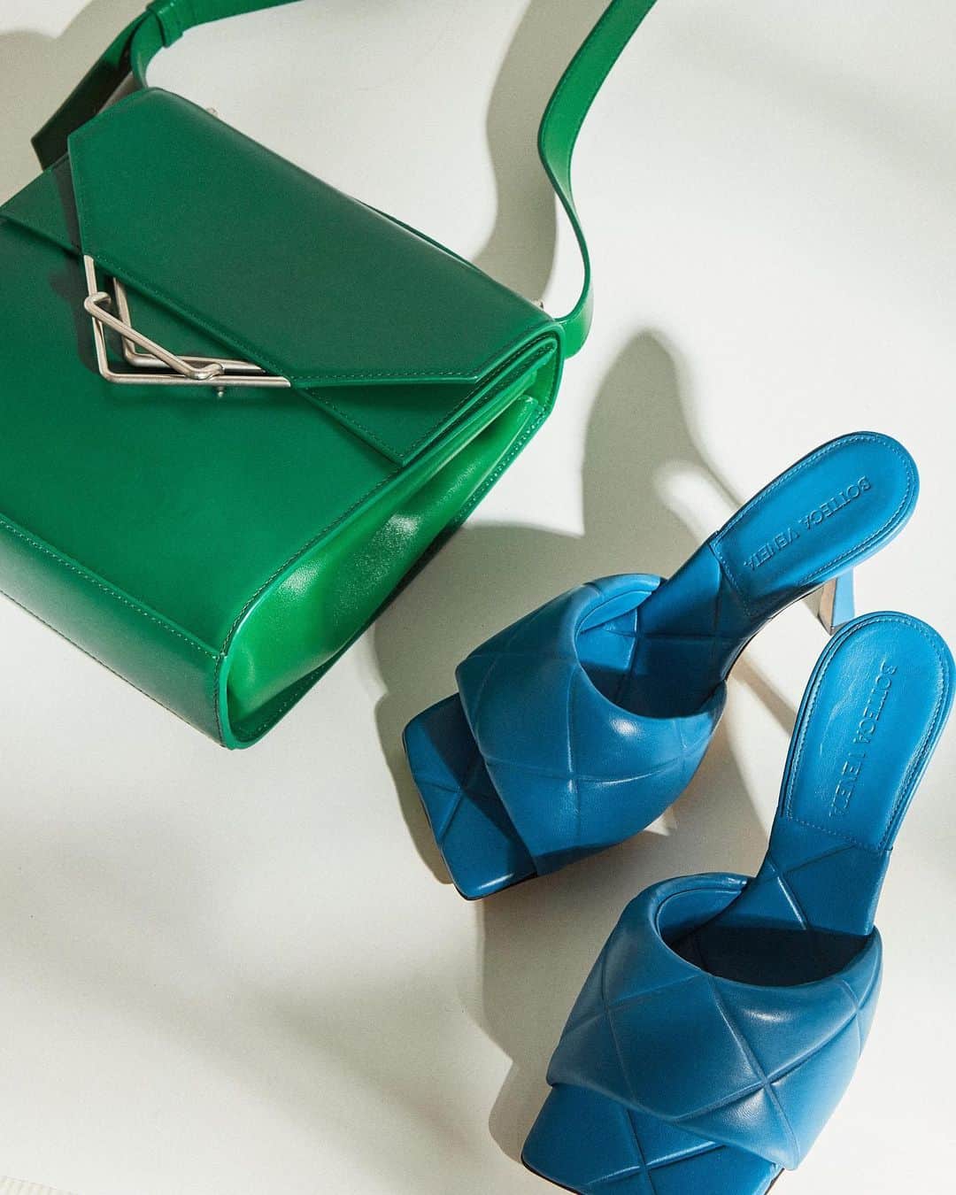 Harrodsのインスタグラム：「#BottegaVeneta lives in our minds rent-free. Tap to shop now.  #Harrods #HarrodsFashion  Our stores are closed but you can still discover the #WorldOfHarrods through Personal Shopping and online at harrods.com.」