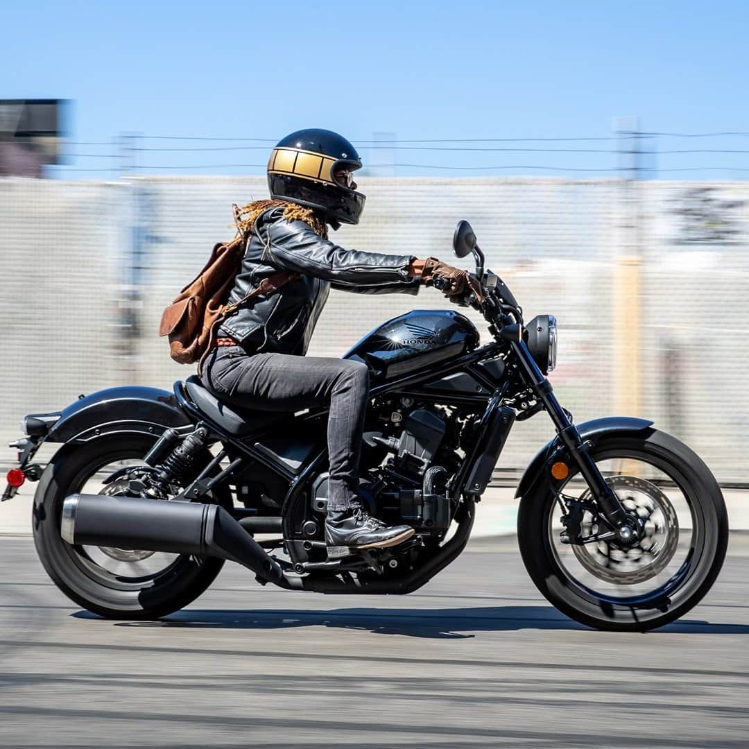 Honda Powersports USさんのインスタグラム写真 - (Honda Powersports USInstagram)「The 2021 Rebel 1100 features carefully developed geometry, sport-worthy components and a best-in-class power-to-weight ratio, all of which combine to make it capable not just of straight-line cruising, but also more dynamic riding, including brisk acceleration and exhilarating cornering. Who wants one? #bornrebel #rebel1100 #betteronahonda」1月27日 3時00分 - honda_powersports_us