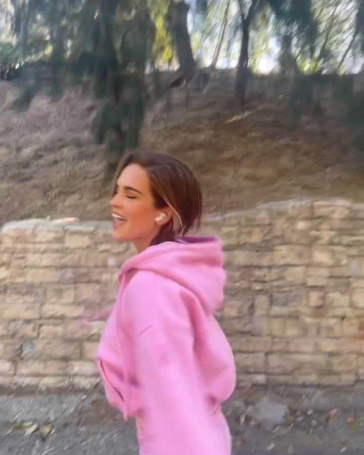 ストーミ・ヘンレイのインスタグラム：「Ever linked your AirPods together and gone for a run with your bestie, doesn’t feel like working out at all lol 💕 wearing the new @alo in Parisian pink🌸」