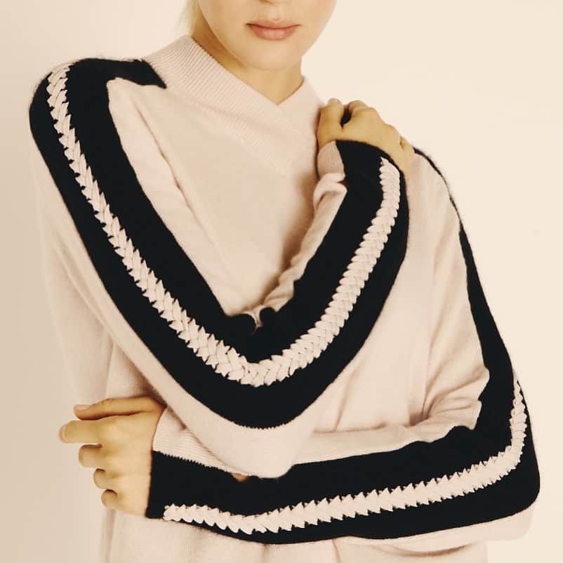 アマンダ ウェイクリーのインスタグラム：「It’s all in the details... hand crafted cross stitch embroidery on sumptuous cashmere   #cashmere #sportsluxe #knitwear #retrostyle #skijumper #ss21」