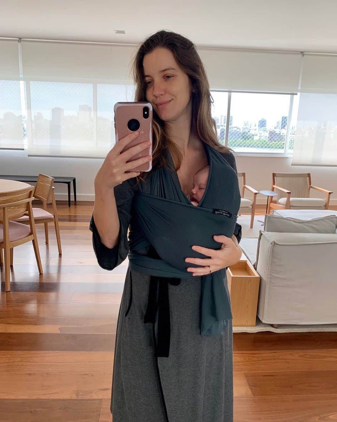 ナタリア・ディルのインスタグラム：「Quase completando 1 mês do nascimento da Eva. Quase um mês que sou mãe. Acho que essa foi a única foto meio descente que eu consegui tirar. Uma breve pausa entre mamadas, trocas de fraldas e o interminável ninar.  Ps: Acho q tá na hora de trocar a capa do celular 😂 😂」
