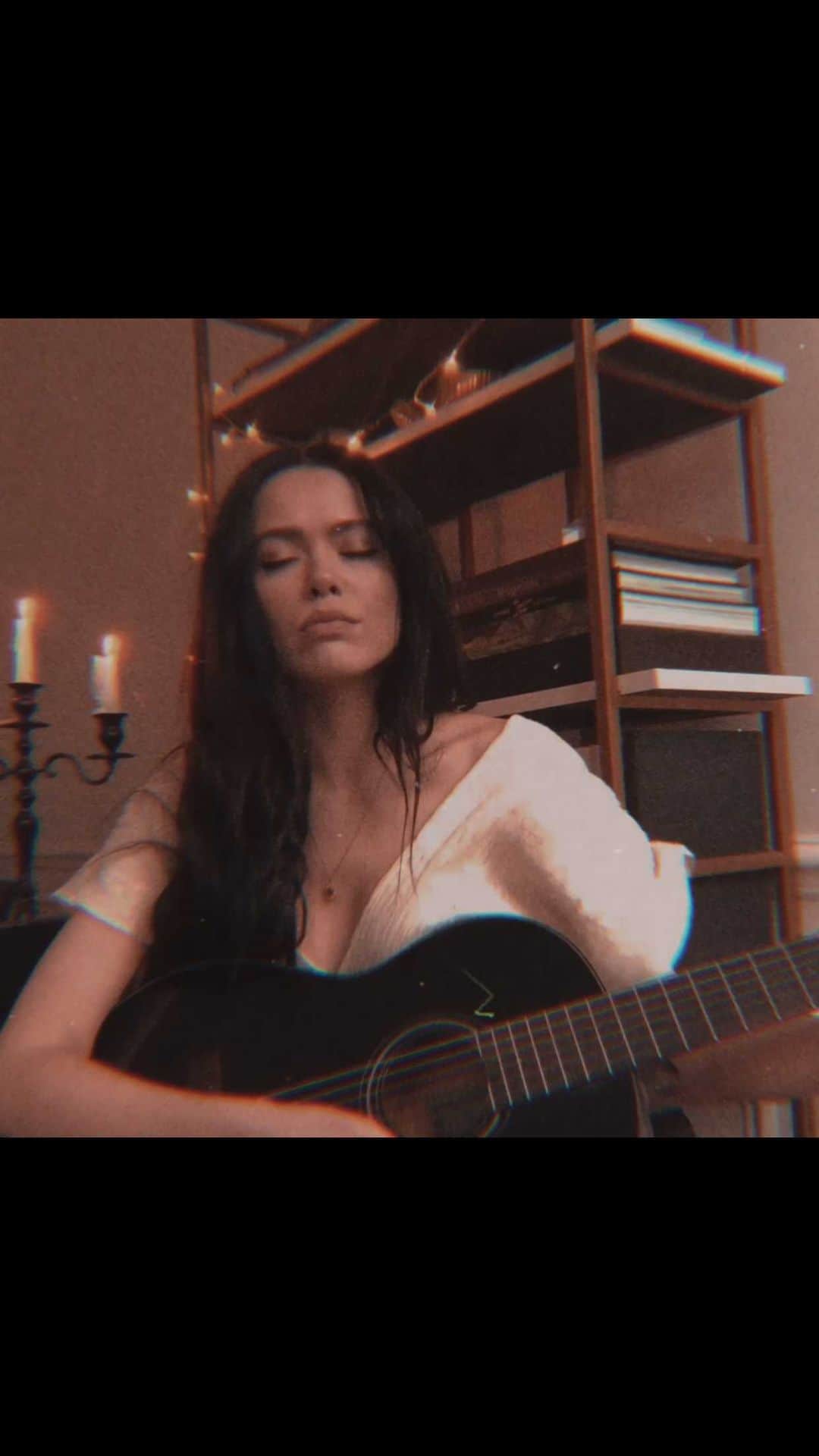 クリスティナ・バザンのインスタグラム：「Today I wanted to share this beautiful Sanskrit mantra of “Om Mani Padme Hum”, it is an invocation to unconditional compassion from within. Om (Pure Body), Ma•Ni (Jewel), Pad•Me (Wisdom), Hum (Unity). Feel free to chant this too, it feels so good and is so healing. Pure sound vibration of love. I’ve never been an incredible guitar player, but just with two chords this Mantra took me on a journey. Hope you’ll enjoy 📿🔮 For those interested the top is from @savannahmorrowthelabel」