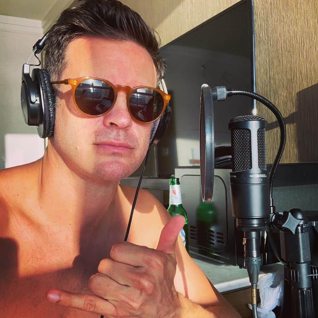 ブライス・ジョンソンのインスタグラム：「That time I was nude podcasting from Hawaii 🌈」