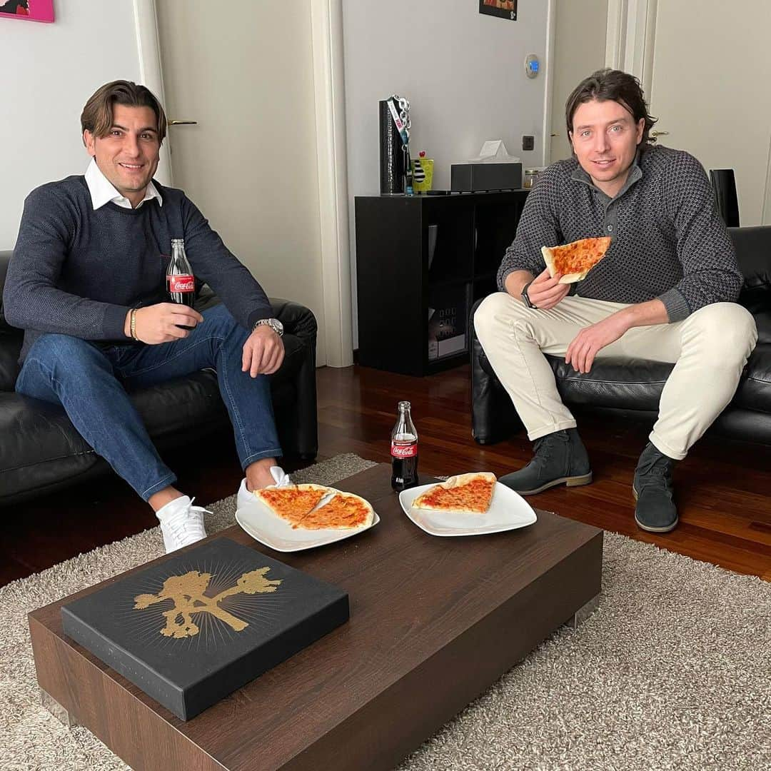 リッカルド・モントリーヴォのインスタグラム：「Una pizza e Coca-Cola in buona compagnia e quattro chiacchiere insieme sulla grande partita di stasera di #CoppaItalia....grazie per l’invito Nic! E buon Derby a tutti! #ad @cocacolait @seriea」