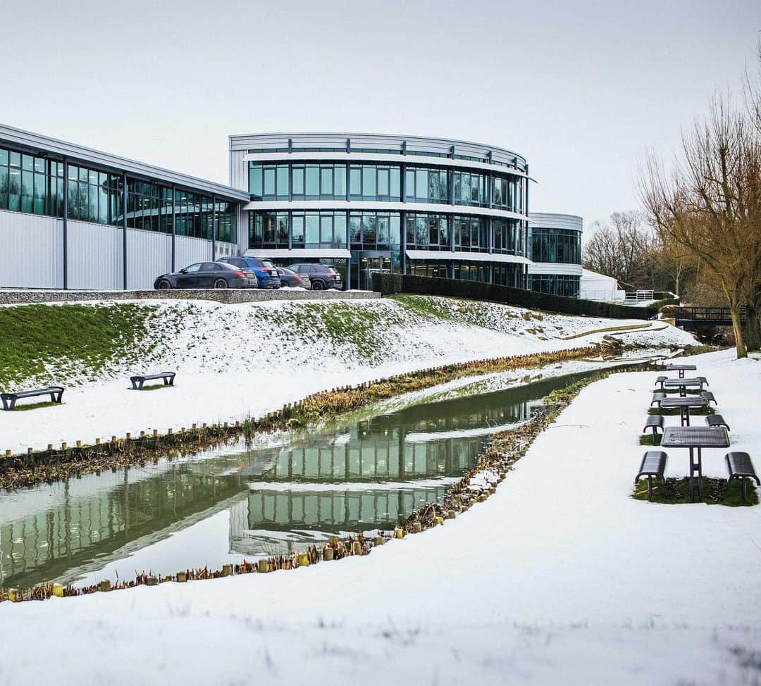 MERCEDES AMG PETRONASさんのインスタグラム写真 - (MERCEDES AMG PETRONASInstagram)「📍 Brackley. There's snow place like home. 😍☃️」1月27日 3時29分 - mercedesamgf1