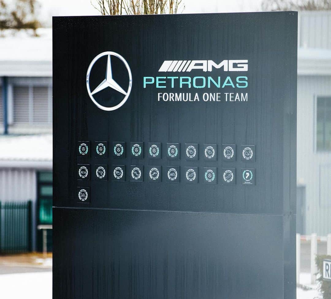 MERCEDES AMG PETRONASさんのインスタグラム写真 - (MERCEDES AMG PETRONASInstagram)「📍 Brackley. There's snow place like home. 😍☃️」1月27日 3時29分 - mercedesamgf1