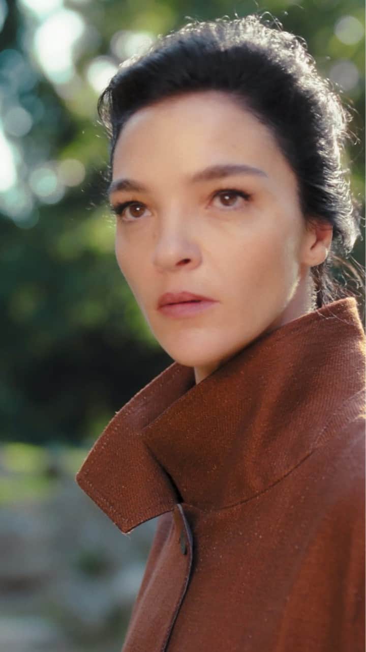 のインスタグラム：「Cut directly by Oscar-nominated director Luca Guadagnino from his atmospheric collection film, Salvatore Ferragamo’s campaign for Spring-Summer 2021 is a masterpiece of suspenseful refinement. The portfolio of stills and short video curated by Guadagnino alongside Salvatore Ferragamo Creative Director Paul Andrew draws from the Alfred Hitchcock inspired film, set in Milan, that was shown before the fashion show in September 2020. Conceived as both an homage to Hollywood — the site of our founder’s first success — and to Milan — the location of 21st Century Salvatore Ferragamo’s fashion expression — the campaign combines our heritage of artistic artisanship and technical innovation.  Starring @mariacarlaboscono @anokyai @chengmengge @samer._.1 and @jonasgloeer」