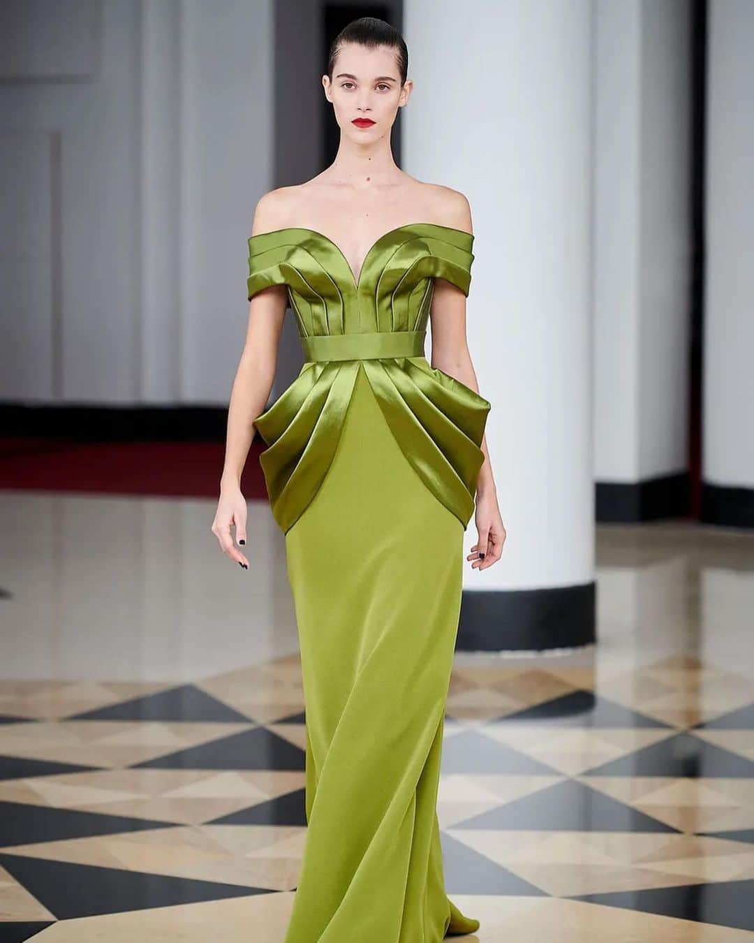 ポーリーヌ・オアロのインスタグラム：「Always a pleasure to wear your delicate pieces 💗 Congratulations on such a beautiful show @alexismabille   This green dress though....! 🔥」