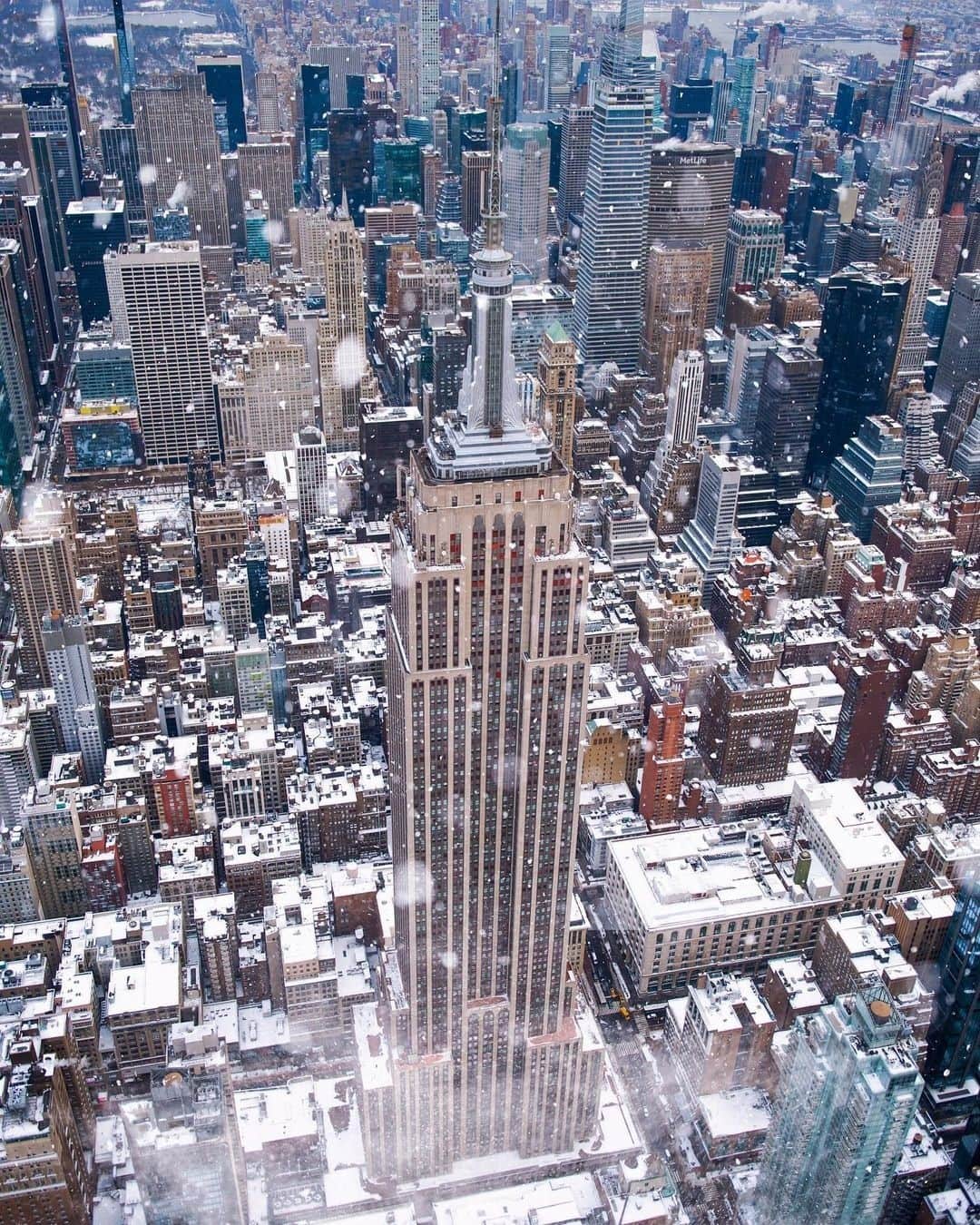 Empire State Buildingのインスタグラム：「It’s a snow day in NYC! ❄️⁠ ⠀⠀⠀⠀⠀⠀⠀⠀⠀ ⁠ Share this with someone who loves snow!⁠ ⠀⠀⠀⠀⠀⠀⠀⠀⠀ ⁠ 📷: @dbarrera1975 #EmpireStateBuilding」
