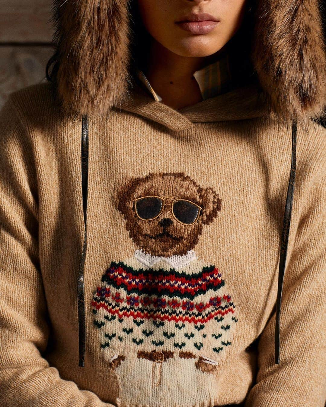 Polo Ralph Laurenさんのインスタグラム写真 - (Polo Ralph LaurenInstagram)「Emblematic of heritage #PoloRLStyle, our beloved #PoloBear appears in our latest women’s collection wearing a Fair Isle sweater and aviator sunglasses.  Crafted from soft Italian wool with a touch of cashmere, our Polo Bear Wool-Blend Knit Hoodie is remade in neutral hues complementary of the season.  Discover the full collection via the link in bio.  #PoloRalphLauren」1月27日 3時31分 - poloralphlauren