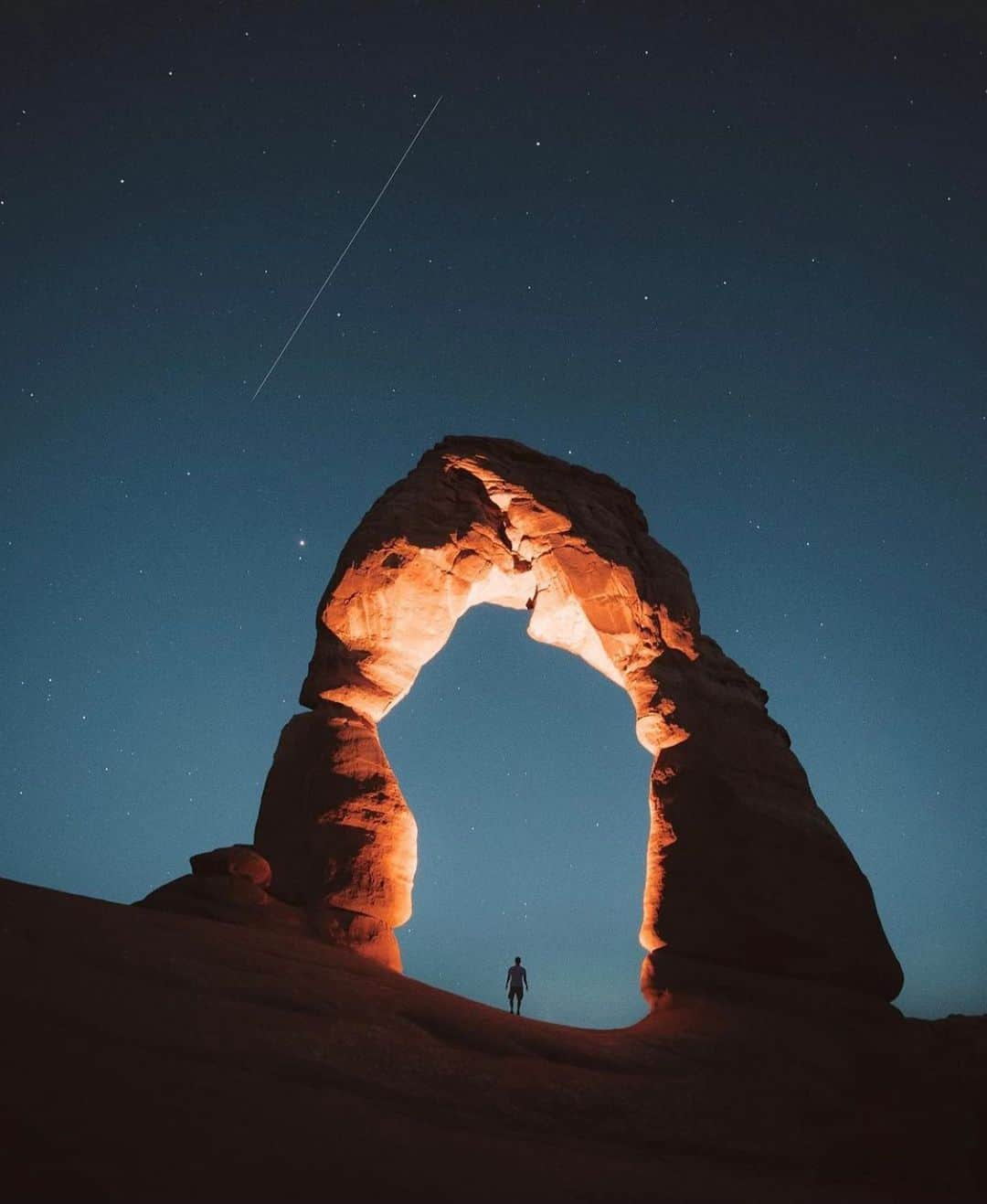 Earth Picsさんのインスタグラム写真 - (Earth PicsInstagram)「Admiring the stars at Arches National Park 🏜💫 What national parks are on your bucket list to travel to? Photo by @thewandertravels」1月27日 3時47分 - earthpix