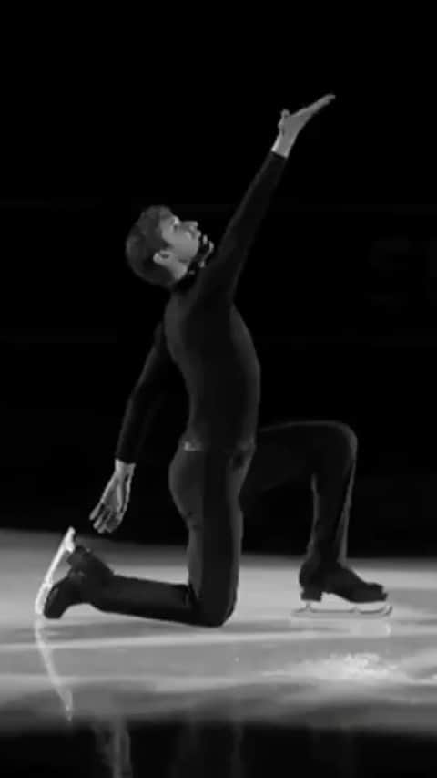 ジェイソン・ブラウンのインスタグラム：「“Let go of who you think you’re supposed to be; embrace who you are.” - @brenebrown  • 🎹: “Melancholy” by Alexey Kosenko Choreography: Rohene Ward #ToyotaUSChamps21 • This is a piece about reflection. It’s about having the courage to be vulnerable, reexamining truths that suddenly aren’t as sound as once thought. It’s about looking in the mirror and acknowledging shortcomings, insecurities, and flaws, yet being brave enough to love the person who stares back. It’s about having the resiliency to weather storms, while unafraid to ask for help getting through them. It’s about forgiveness and the desire to grow, outweighing the shame attached to admitting when wrong. It’s about hope for a better tomorrow, by actively creating a better today. It’s about having the strength to own who you are, so when you look at the reflection, you do so with pride.」