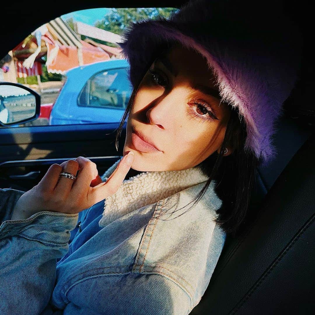 Danna Paolaのインスタグラム：「Que no me vengan a decir que tú no eres para mi... te quiero y ya ❤️🧡💛💚💙💜」