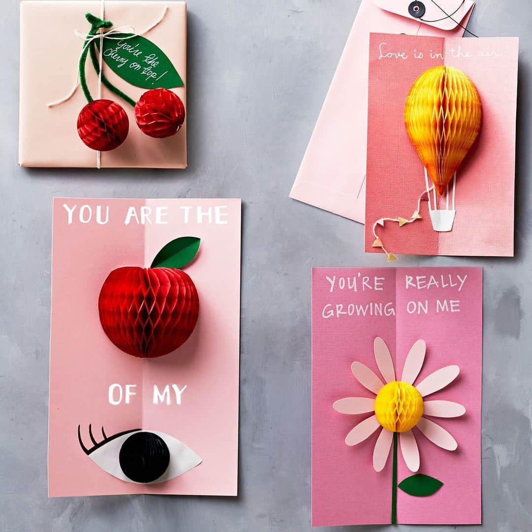 マーサ・スチュワートさんのインスタグラム写真 - (マーサ・スチュワートInstagram)「Take Valentine's Day to a new dimension with paper-honeycomb pop-up cards that elicit real awwws. Just fold plain card stock in half, and glue on embellishments like cutout petals and pipe-cleaner stems. Then draw on extra details (like the eyelashes), pen a cheeky note, and adhere a honeycomb ball or fitting shape in the crease to complete your heart-swelling message. Check out the full tutorial in our Jan/Feb issue or at the link in bio. #homeschoolwithmartha 📷: @ryanliebe created + styled by: @naomidemanana」1月27日 3時57分 - marthastewart