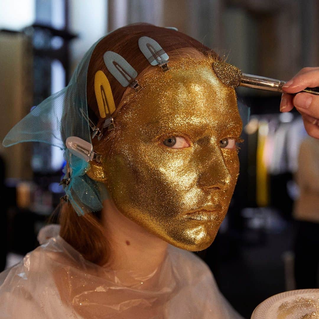 Vogue Beautyさんのインスタグラム写真 - (Vogue BeautyInstagram)「Gilded in gold: @maisonvalentino and @patmcgrathreal took the meaning of glow to the next level for spring 2021 couture, where models' full faces were decorated in gold with finishing hints of metallic. Tap the link in our bio for more.」1月27日 4時00分 - voguebeauty