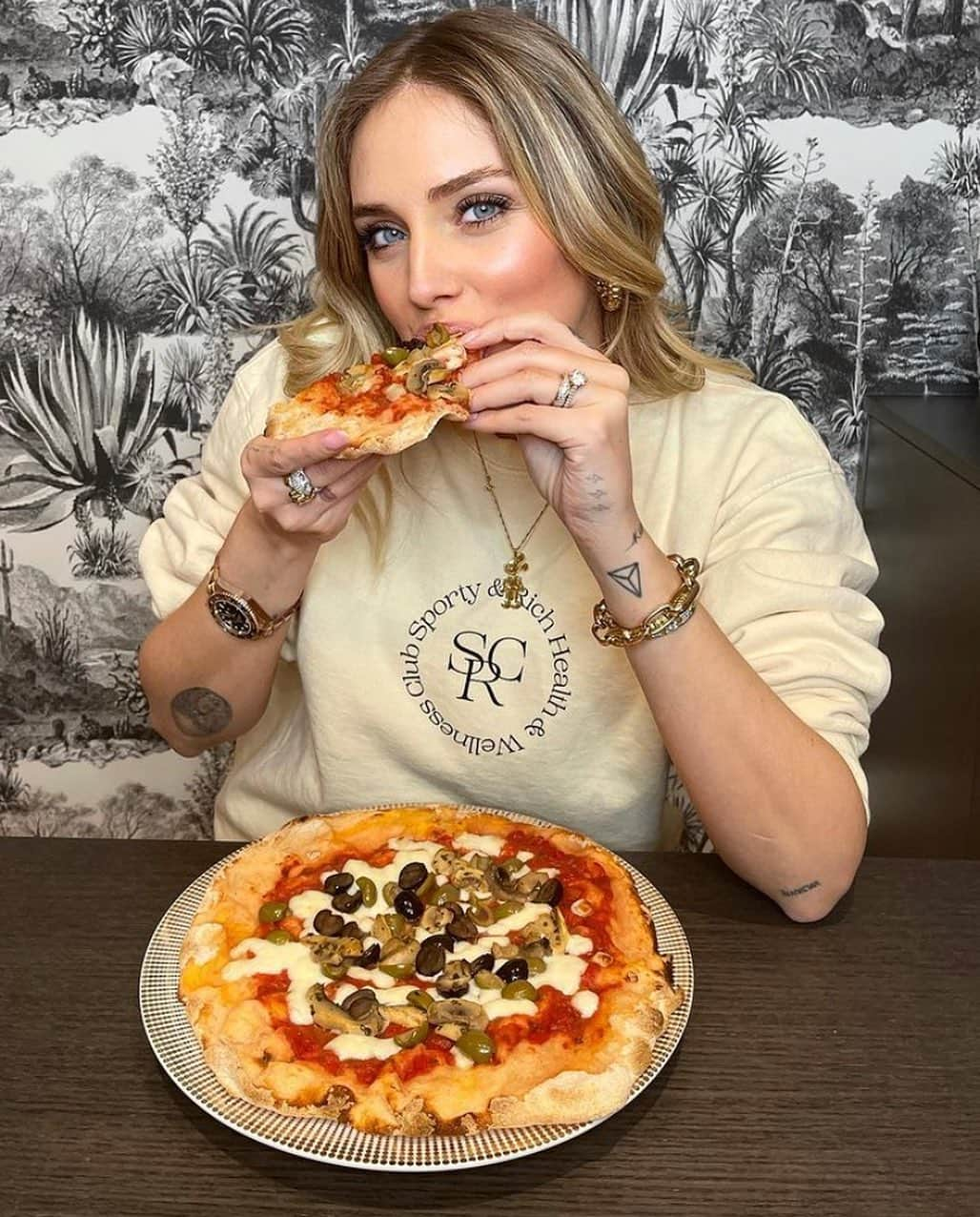 Blonde Saladさんのインスタグラム写真 - (Blonde SaladInstagram)「Everyday should be a pizza day🍕 #theblondesalad #chiaraferragni #pizzanight @chiaraferragni」1月27日 4時01分 - theblondesalad