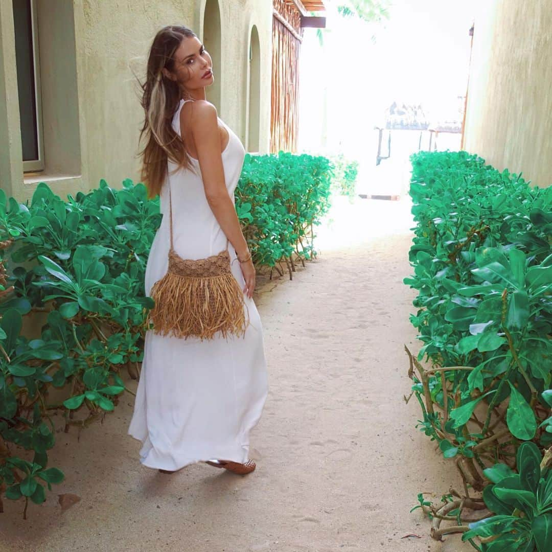 クロエ・シムズさんのインスタグラム写真 - (クロエ・シムズInstagram)「TIME TELLS TRUTH 🤍 . Chilled vibes @mereva_tulum.. my dress & shoes are old. But my little bag is from @southbeachofficial on @asos 🌴🌿🌱」1月27日 4時02分 - chloesims