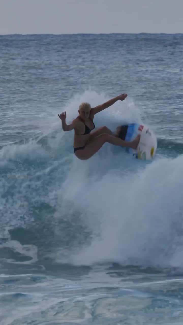 タティアナ・ウェストン・ウェブのインスタグラム：「Can anyone guess which wave this is? ☺️ Alguém consegue adivinhar que onda é essa? ☺️ Vídeo: @iconam」