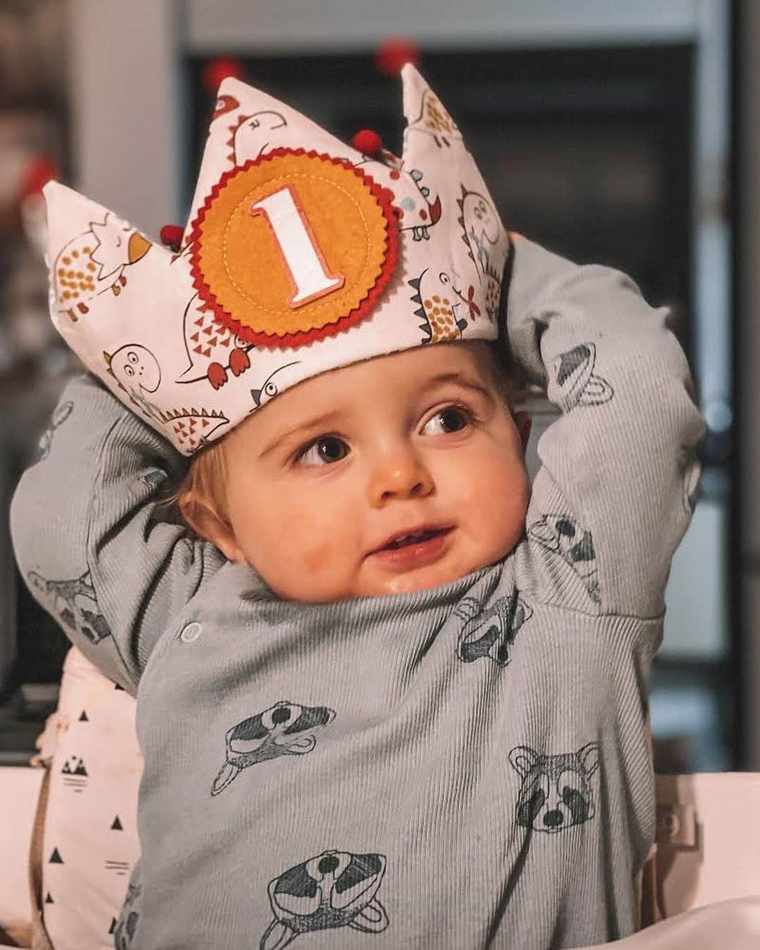 イバイ・ゴメスのインスタグラム：「Unos días atrás, no pudo tener una fiesta de cumple en la fecha que le tocaba y tampoco pudimos hacerle una súper fiesta con globos y más niños, pero oye, muchos besos, abrazos y hasta regalitos le cayeron a nuestro ya no tan bebé! ❤️🎂 #familyfirst #1yearold」