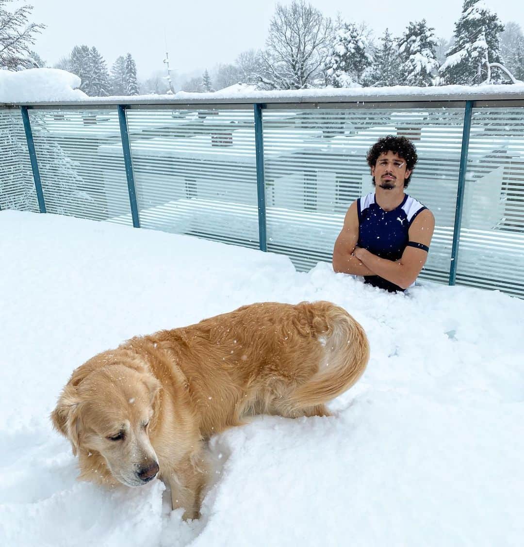 のインスタグラム：「Regenerationstraining auf der Terrasse 🥶😅  Treino regenerativo no terraço 🥶😅 . . . #winter #schnee #salzburg #österreich #recoverytraining」