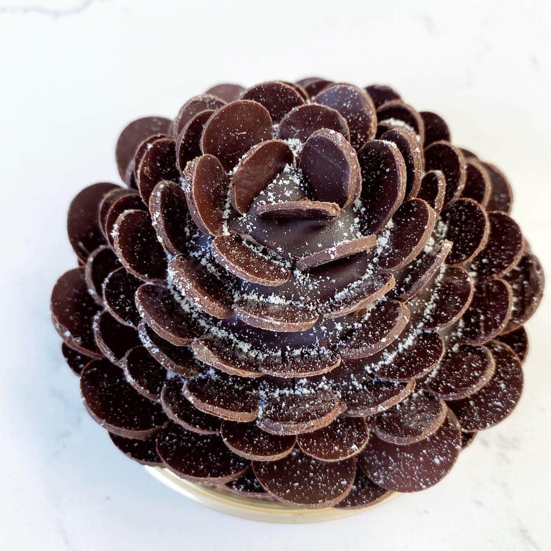 DOMINIQUE ANSEL BAKERYさんのインスタグラム写真 - (DOMINIQUE ANSEL BAKERYInstagram)「I’ll always love our Gingerbread Pinecone, a singular chocolate pinecone made with silky ginger mousse and spiced cake coated in dark chocolate, finished with more than 60-70 tiny hand-cut dark chocolate petals. Beautiful.」1月27日 4時16分 - dominiqueansel