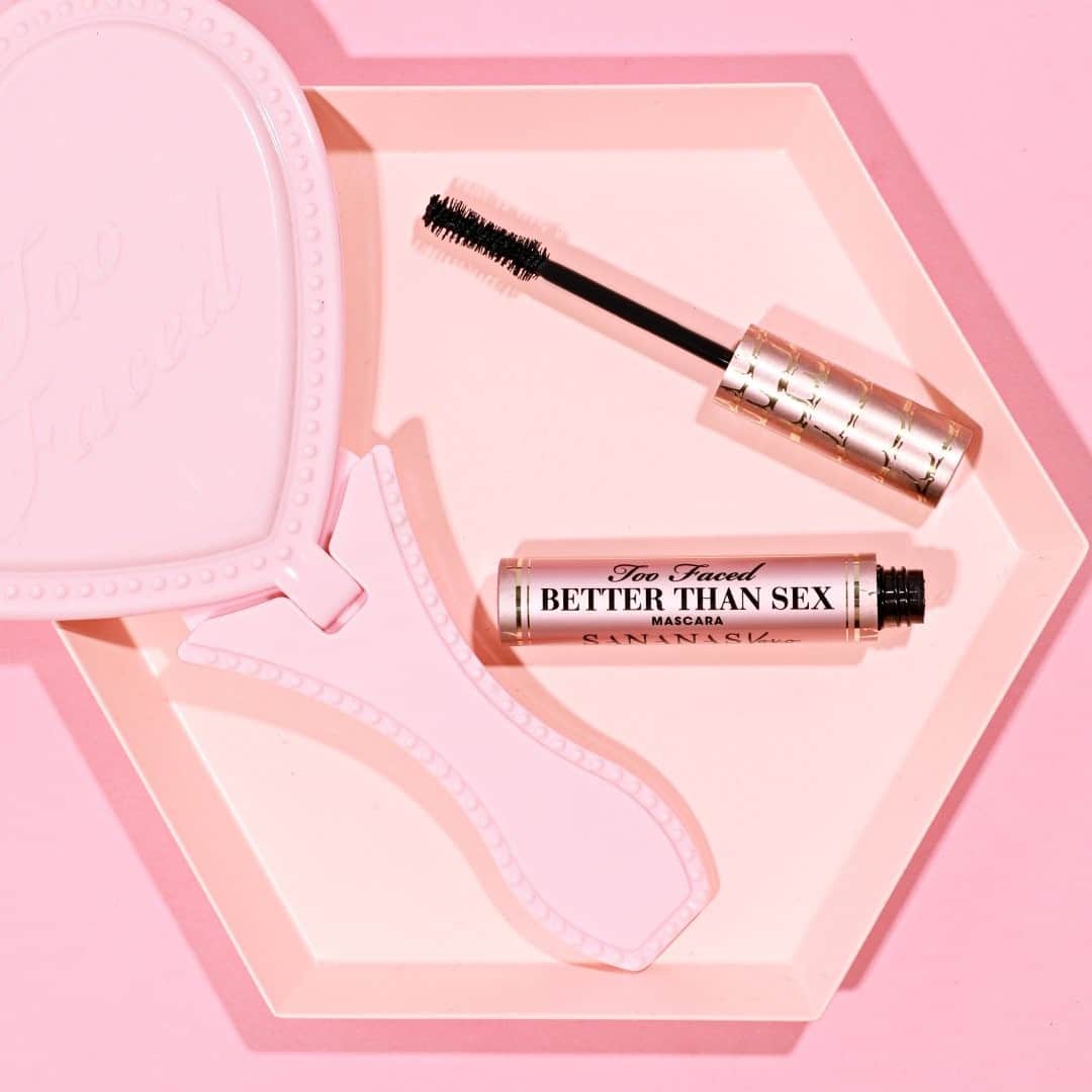 Too Facedのインスタグラム：「JUST DROPPED 🔥 International superstar @sananas2106 dressed up the #1-selling prestige mascara in America in the most fashionable luxe alligator design ever! 💖 Shop this limited-edition Better Than Sex Mascara @SephoraFrance. #betterthansex #toofaced」