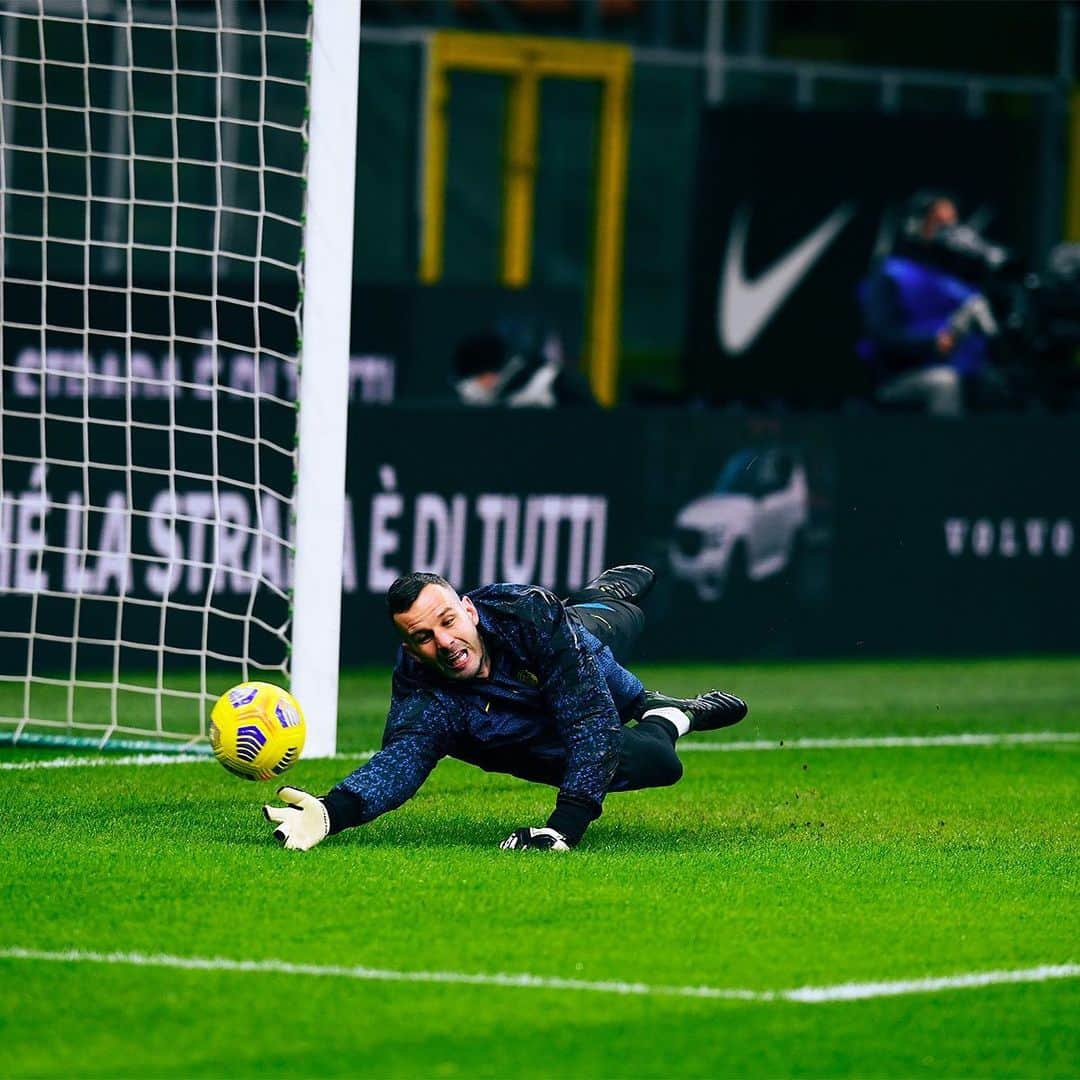 インテルナツィオナーレ・ミラノさんのインスタグラム写真 - (インテルナツィオナーレ・ミラノInstagram)「WARM UP TIME 💪📸 #Inter #ForzaInter #InterMilan #DerbyMilano #CoppaItalia #Football」1月27日 4時25分 - inter