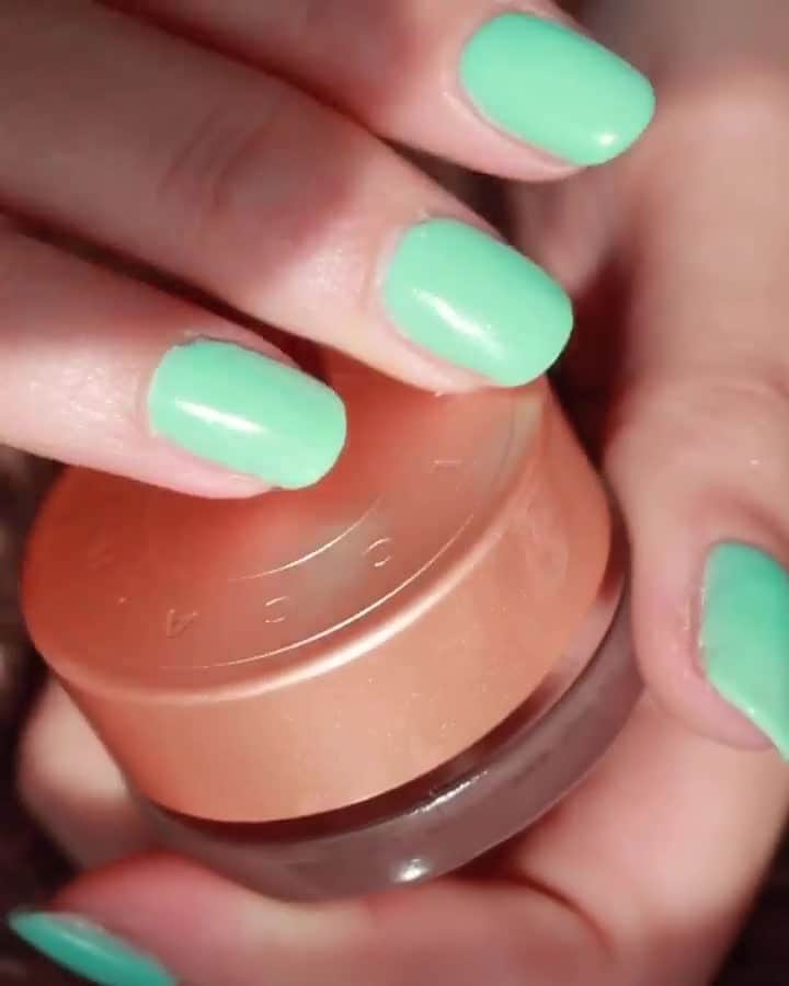BECCAのインスタグラム：「Transform in an instant. 💡 @makeupmagiqueblog uses Under Eye Brightening Corrector to brighten, correct, and neutralize dark circles. 🤩  Back in stock on Beccacosmetics.com ✨」