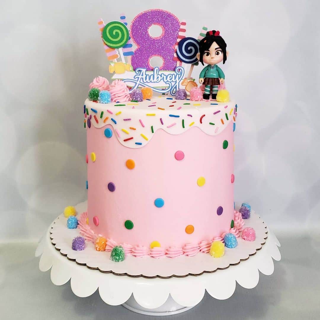 Honey Bee Cakesのインスタグラム：「Vanellope von Schweetz Cake Topper by @_paperprettiesbyili_」