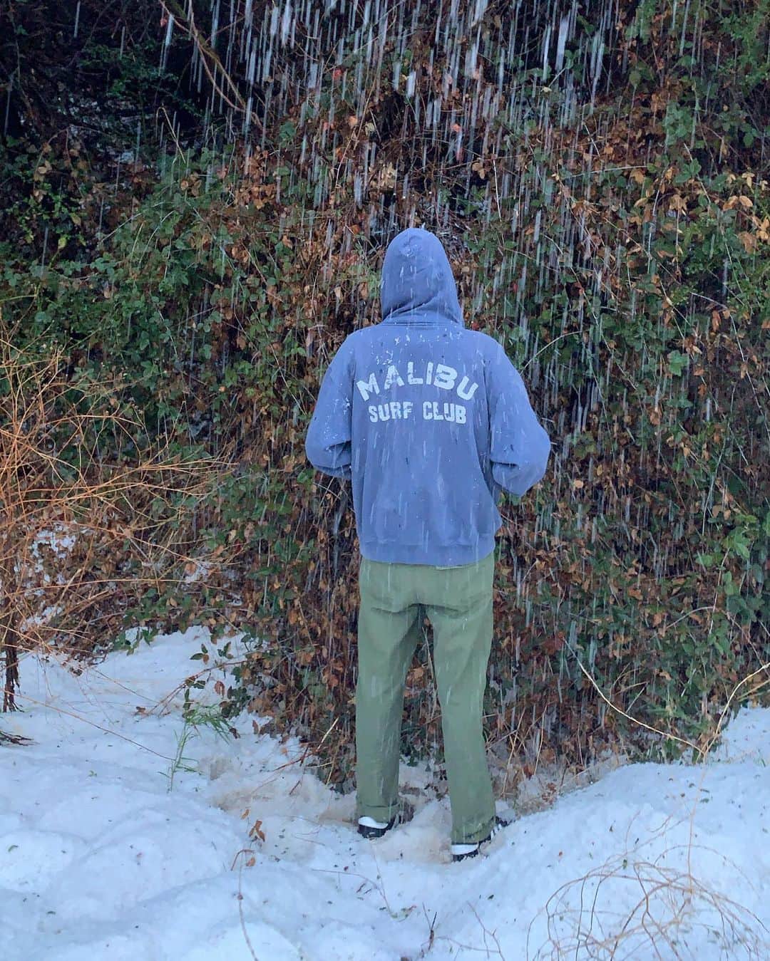 マリブシャツのインスタグラム：「❄️Malibu Shirts Sweater Weather in Malibu the other day with snow! 🌨Check out our sweatshirts.. link in bio 🤙🏼」