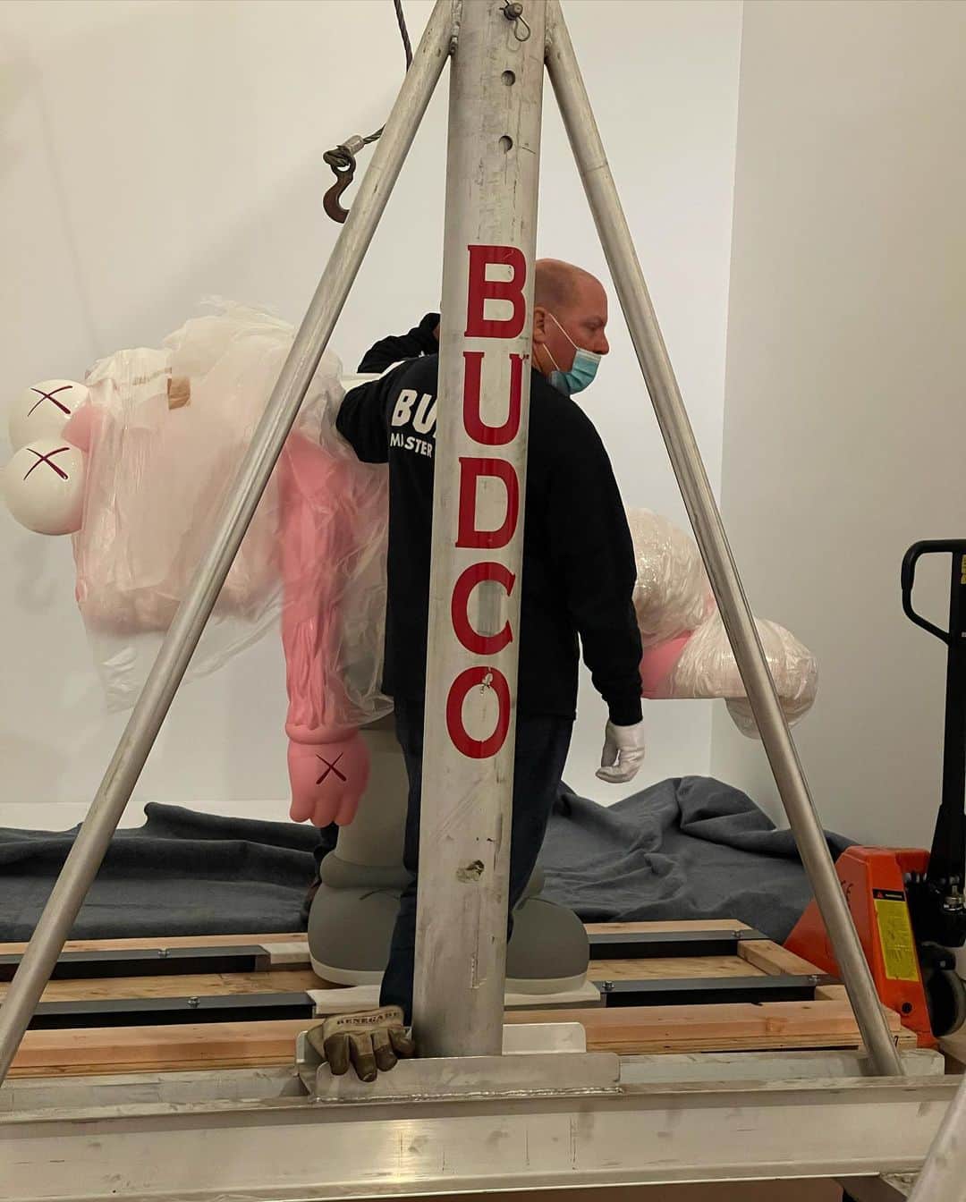 KAWSONEさんのインスタグラム写真 - (KAWSONEInstagram)「Installation is getting started at @brooklynmuseum #KAWS #WHATPARTY #BrooklynMuseum #BudCo」1月27日 4時42分 - kaws