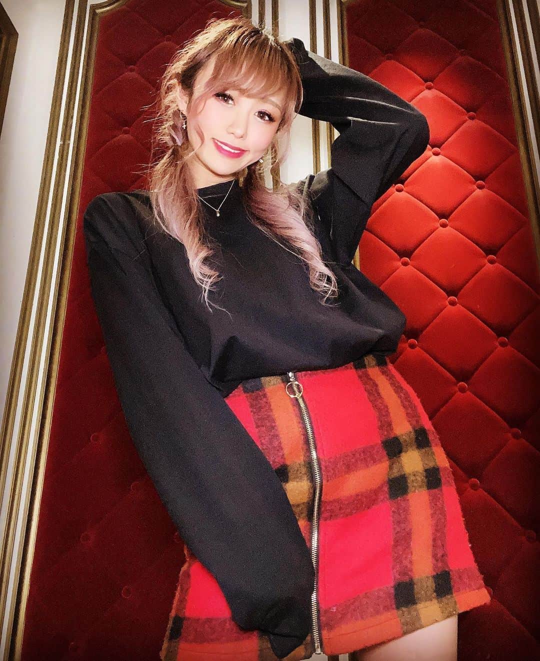 のインスタグラム：「もうお仕事終わって髪がボサボサなのは許してほしい🥺🥺🥺 . . あしたエクステいったん取るから ツインテ見納めだから！ . . 冬は赤チェックが可愛いと思ってしまうからこのスカートお気に入りです❤️ . . . みんなおやすみ❤️❤️❤️ . . .  . . #バーレスク東京 #オージェネの逆襲 #OGCA #むちむち #おしり #撮影会 #モデル #撮影会モデル #ポートレート #ツインテール #編み込み #ootd #扎心了 #좋아요 #일본 #今日のコーデ」