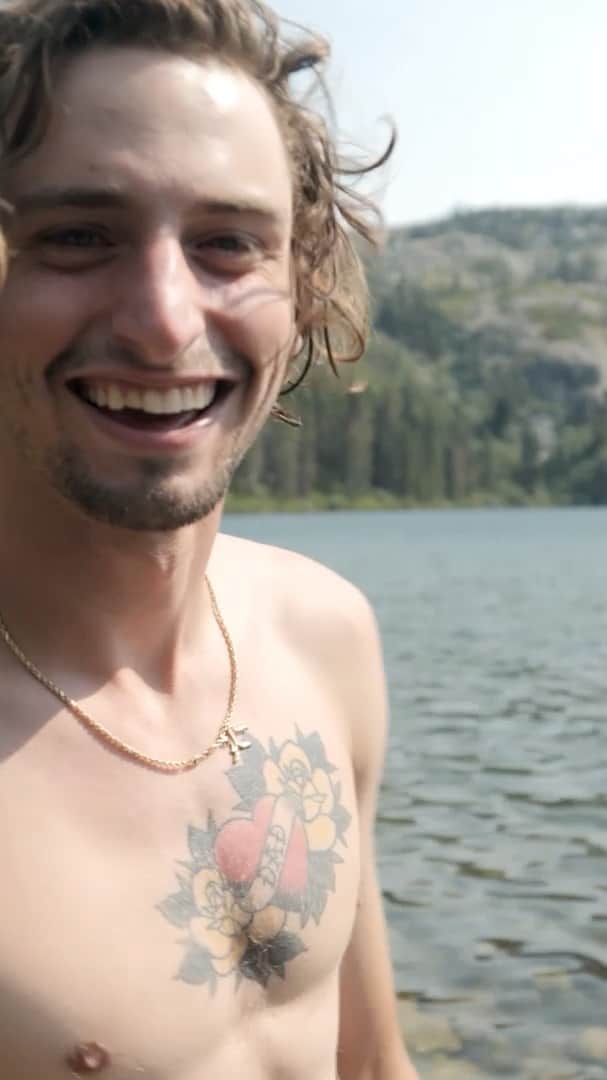 スラッシャーのインスタグラム：「We all said GOD DAMN! when Henry burst onto skateboarding's radar with bright purple hair, barging big-ass rails. He lived for family and friends, but skated for himself, greeting bone-shattering slams with a laugh and a big smile.  A true ripper, on and off the board, his star will live on through the love of family and friends who all share so many joys, special moments and memories.  I never thought this is how we would say good-bye, but let us remember and celebrate the life of E. Henry Gartland today, tomorrow and every time we step on our skateboards.  We skate for you, Hank.  - Eric Palozzolo」